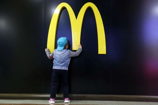 «Весело и вкусно»: те же самые «Биг Маки». McDonald's в России ищет новое название 